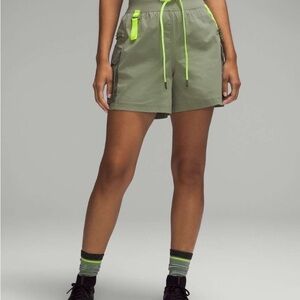 Lululemon Multi-Pocket Cargo High-Rise Hiking Short 5"